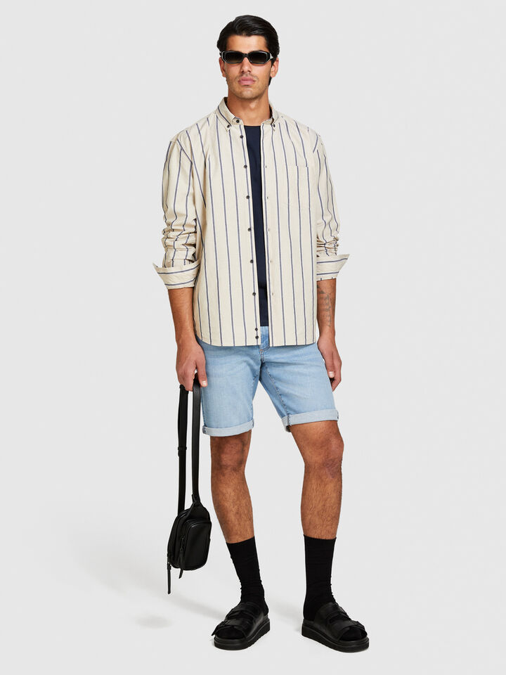 Slim comfort fit denim shorts - men's jean shorts - Light Blue | Sisley image number 1